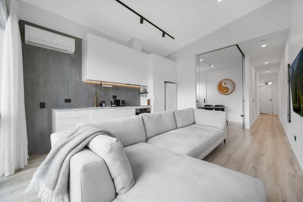 Step out to Victoria Park and the Viaduct. - Photo 1