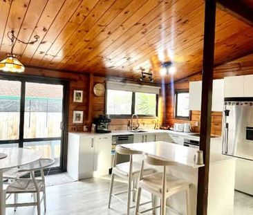 Private Home in Prime Chartwell Location – Walk to Shops - Photo 3