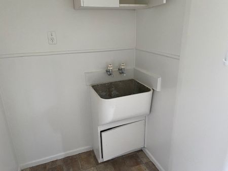 Two bedroom unit close to CBD - Photo 4