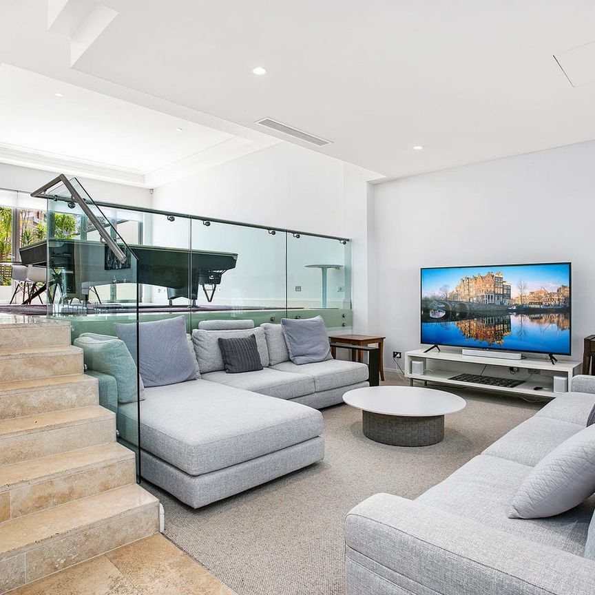 Modern & Well Maintained Terrace - Photo 1