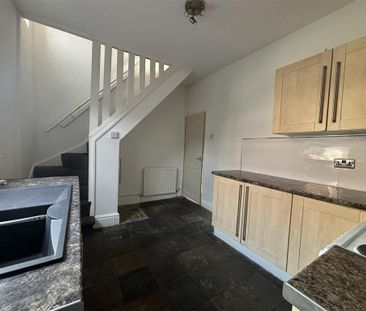 2 bedroom end of terrace house to rent - Photo 3