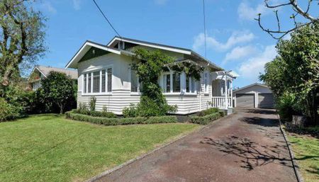 Character, charm and conveniently located - Photo 4