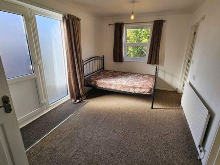 4 Bedroom Semi-Detached House For Rent - Photo 5