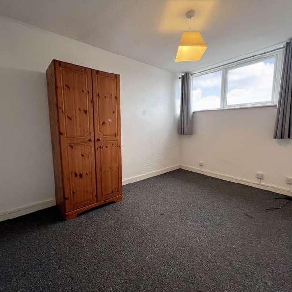 Sundon Park Parade, Luton, LU3 - Photo 1