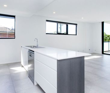 bedroom, 2 bathroom executive apartment in the heart of Penrith CBD. - Photo 2