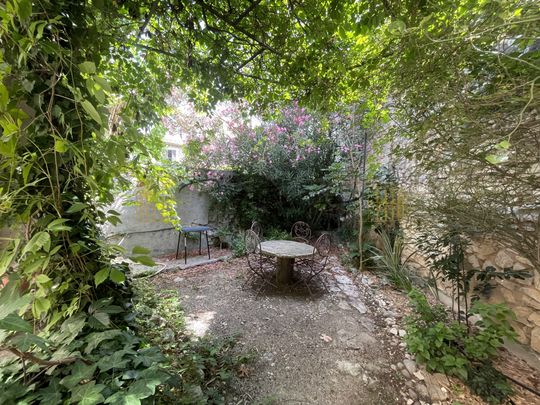 NIMES P2 MEUBLE AVEC TERRASSE AU CALME ABSOLU - Photo 1