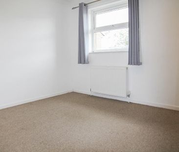 2 bedroom end of terrace house to rent - Photo 2