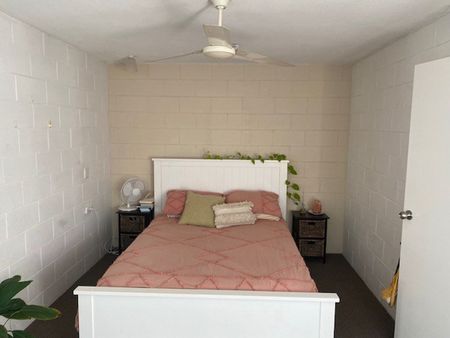 One Bedroom Unit Living in Alexandra Headland - Unfurnished - Photo 3