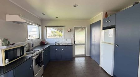 Charming 2-Bedroom House with Sleepout - Photo 3