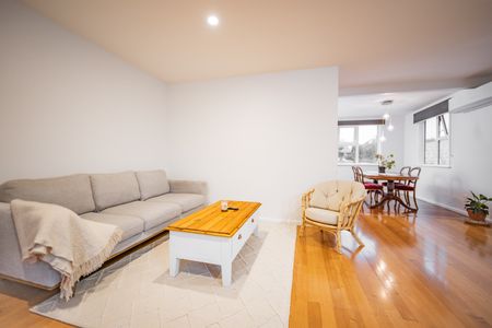 Sunny beautifully renovated 3 bedroom family home - Photo 4