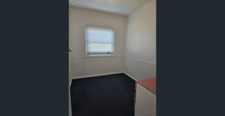 Conveniently Located 2-Bedroom Flat in a Small Block of 4 - Photo 3