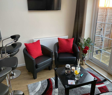 Quiet, peaceful, clean, well-managed house share in Radlett Gillespie - Photo 2