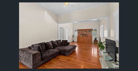 Beautifully renovated north-facing character family home. - Photo 2