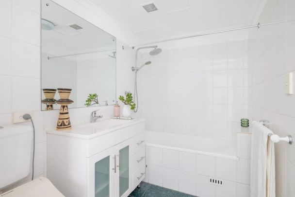 Fully furnished apartment with pool views in Glebe - Photo 1