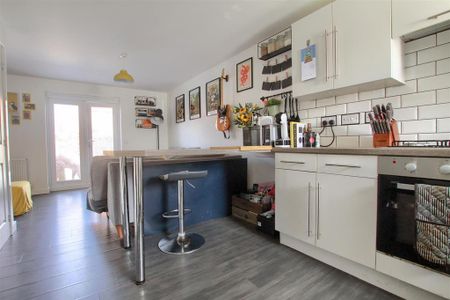 3 bedroom semi-detached house to rent - Photo 5