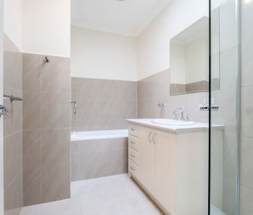 Spacious and modern villa unit in the heart of Oak Park - Photo 2