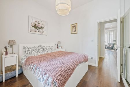 A charming one‑bedroom apartment positioned on the ground floor of an elegant period building on Ennismore Gardens, SW7. - Photo 4