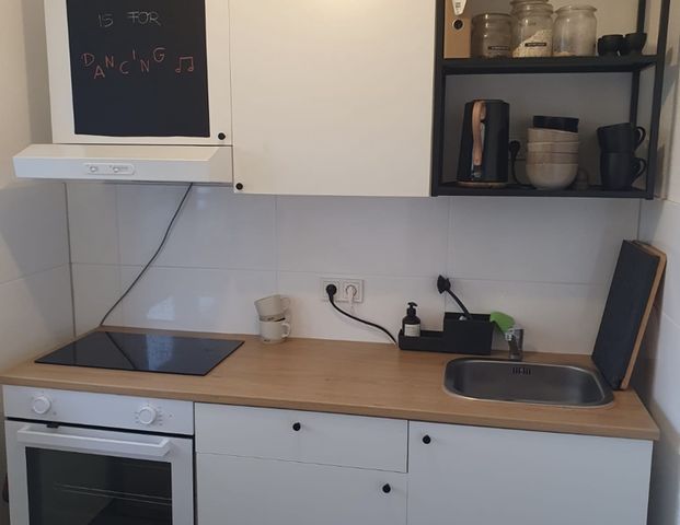 Rodenkirchen-Zentrum: Ruhige, modernisierte Zweizimmerwohnung mit großem Balkon und TG.-Stellplatz ! - Foto 1