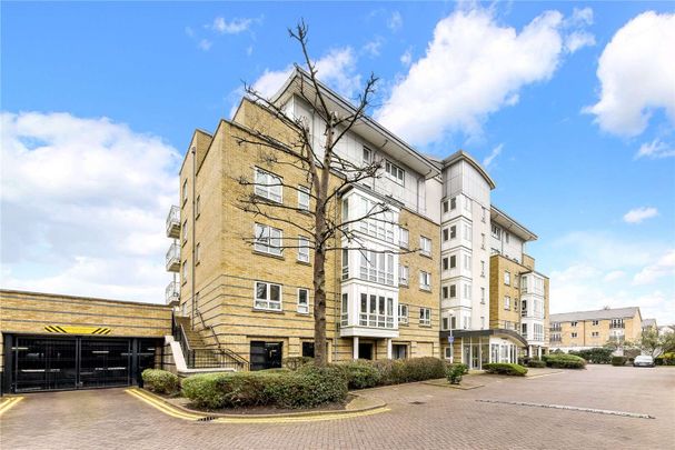 Bright and spacious 2 bedroom apartment to rent in St David's Square. - Photo 1