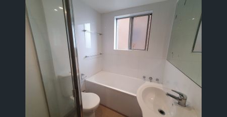 Spacious Two Bedroom Apartment - Photo 4