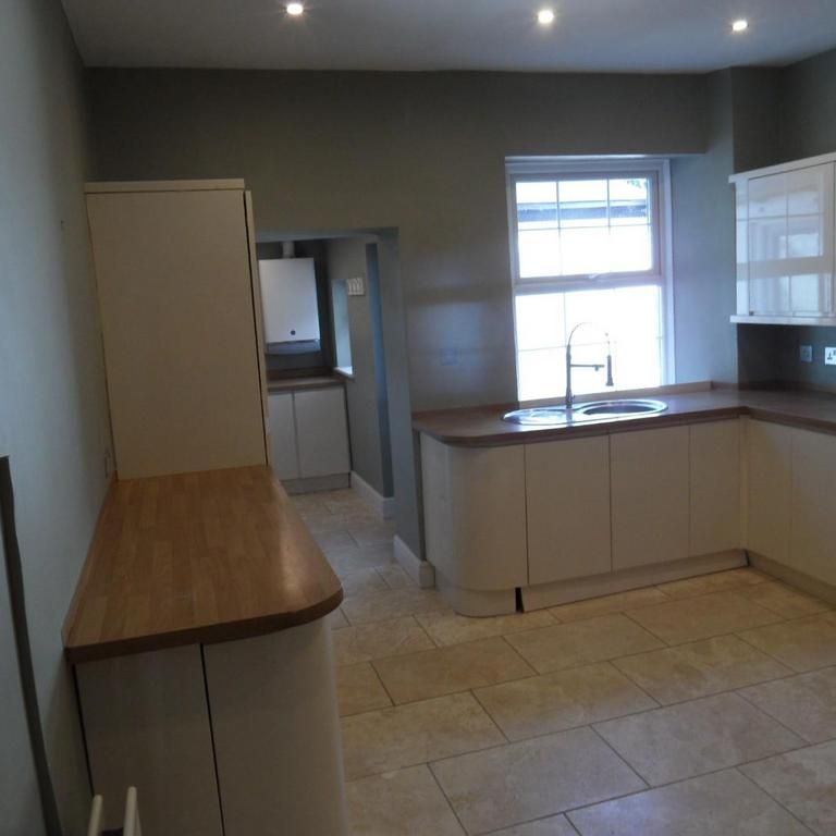 4 bedroom end of terrace house to rent - Photo 1