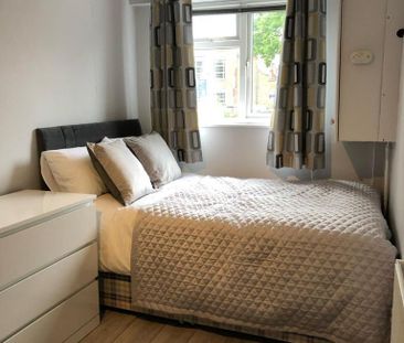 4 bedroom semi-detached house to rent - Photo 5