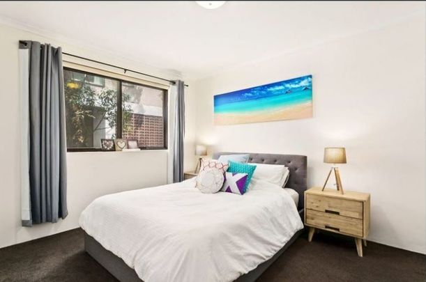 Beautiful Two Bedroom Apartment in Coogee with Parking - Photo 1
