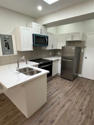 For Lease - 3003 Lake Shore Boulevard Unit# 3, Toronto, Ontario - Photo 1