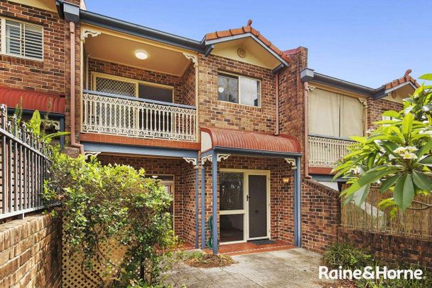 Refreshed and Spacious Townhouse in the Heart of Taringa! - Photo 1