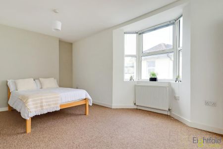 4 bedroom end of terrace house to rent - Photo 3