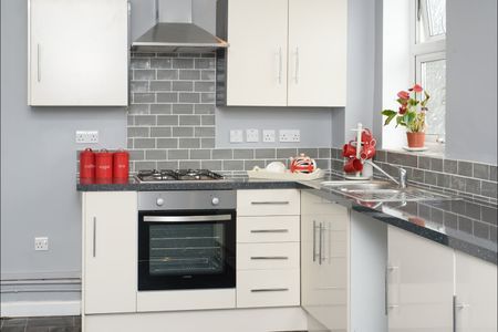 3 Bed Terraced House, City Road, BS2 - Photo 3