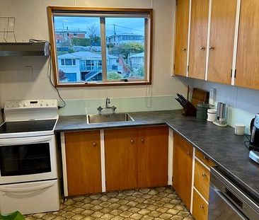 Charming 2BR Home in Green Island - Photo 3