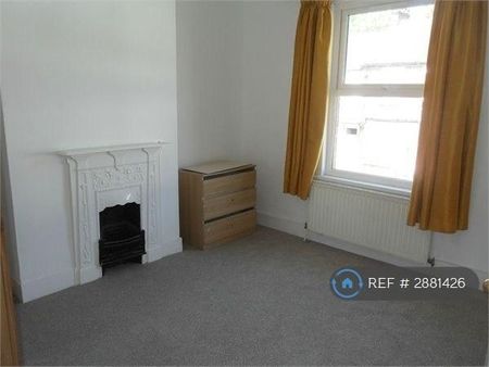 4 bedroom end of terrace house to rent - Photo 3