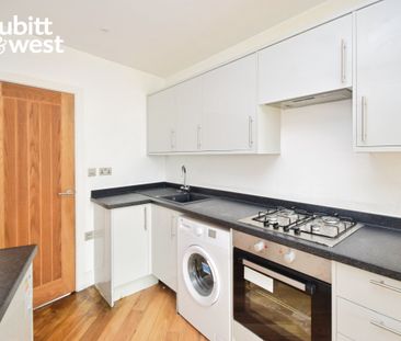 2 bedroom ground maisonette to rent - Photo 4