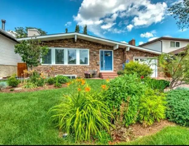 $1700 - Spacious 2 bedroom + den, 1 bath basement suite | Calgary - Photo 1