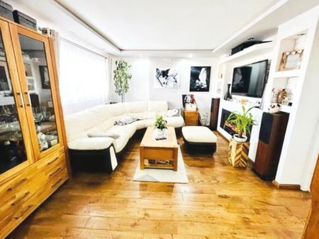 Dorchester Crescent - Photo 2