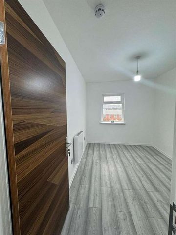 St. Georges Street, Bolton, BL1 - Photo 2