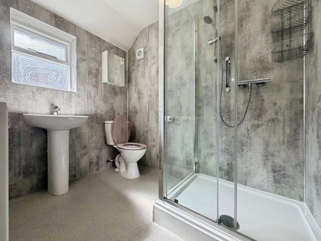 4 bedroom end of terrace house to rent - Photo 4