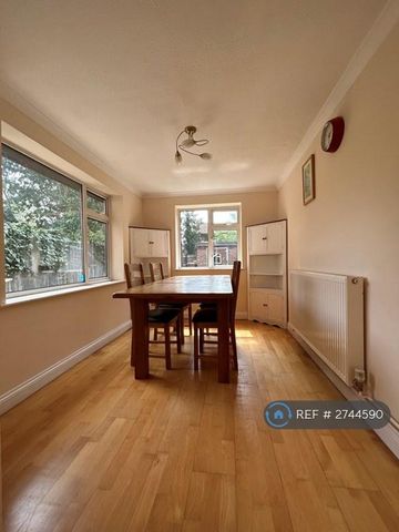 4 bedroom semi-detached house to rent - Photo 3