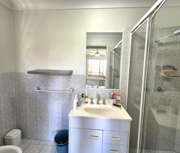 Two-bedroom, Two Bathroom Unit Walking to Westfield and Hospital - Photo 2