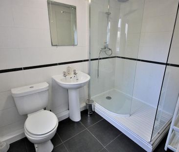 1 bedroom in a house share to rent - Photo 2