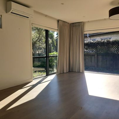 Lovely Townhouse in Point England - Photo 1