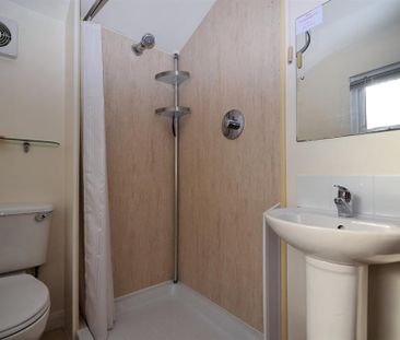 1 bedroom in a house share to rent - Photo 6