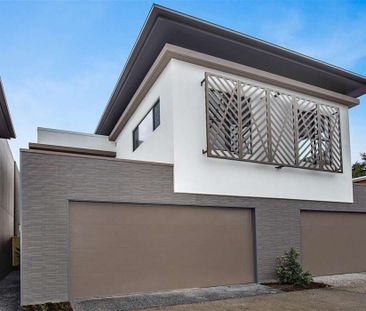 Modern Waterfront Living in the Heart of Hope Island - Photo 3