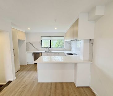 Executive Townhouse with Modern Design and Great Location - Photo 3