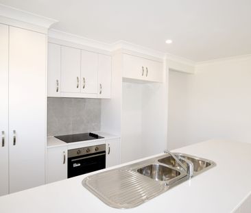 BREAK LEASE ::MODERN FOUR BEDROOM HOME IN NEW AUCKLAND - Photo 1