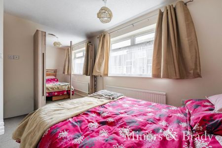 3 bedroom detached bungalow to rent - Photo 4