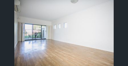 Spacious Apartment with 2 Car Bays! - Photo 2