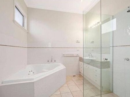 Large 5-bed House only 100m to Bentleigh station and Centre rd cafes! - Photo 3