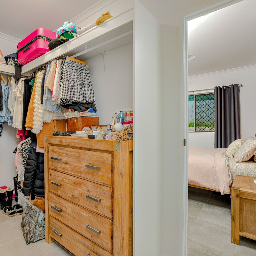 SPACIOUS FAMILY HOME IN SOUGHT AFTER EDMONTON! - Photo 1